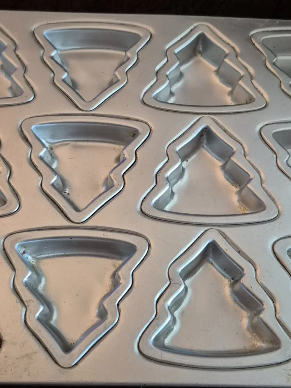 Vintage 1994 Wilton Evergreen/Christmas Tree Aluminum Cake Pan 12 Mini Molds GC
